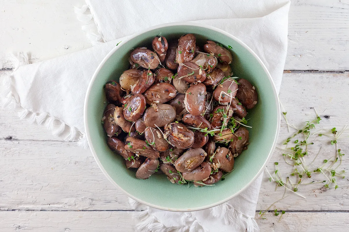 Pan fried broad beans with garlic