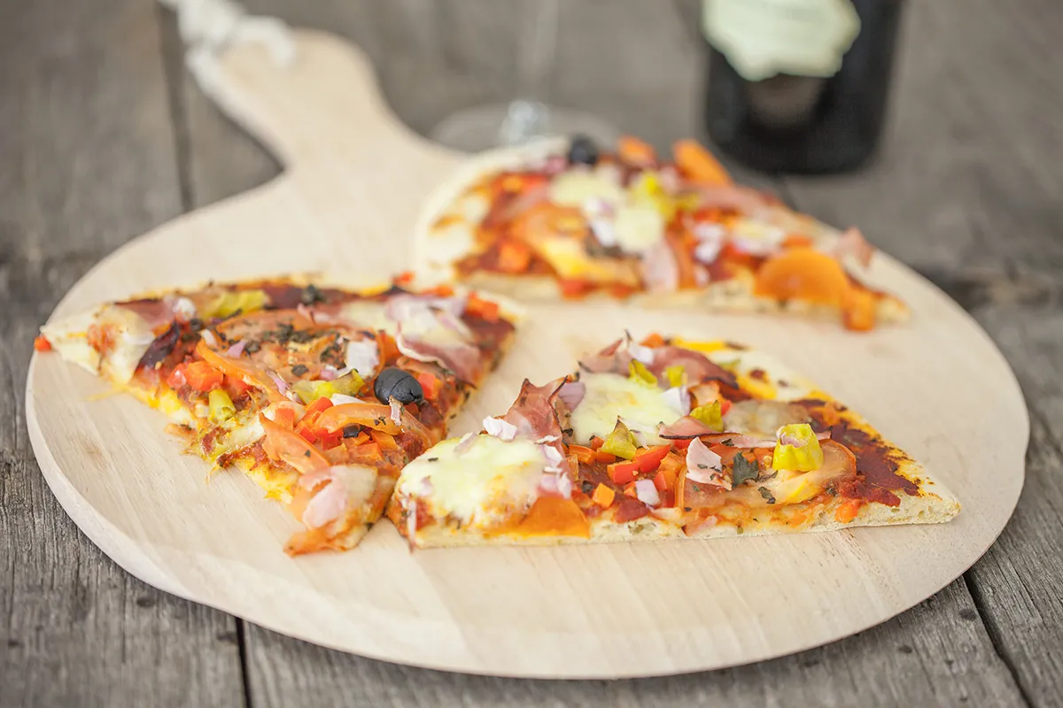 Pizza mozzarella with ham and peppers