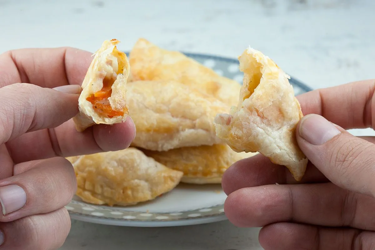 Mini ham and vegetable pastry puffs