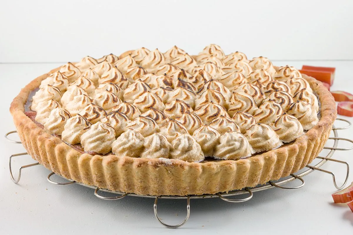 'Healthy' rhubarb meringue pie