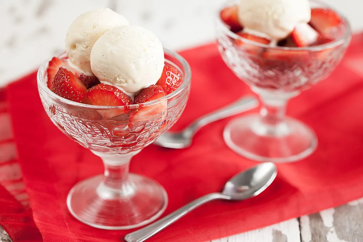 Vanilla ice cream with strawberries