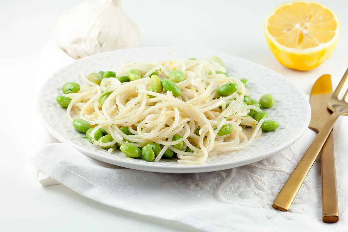 Edamame and garlic spaghetti