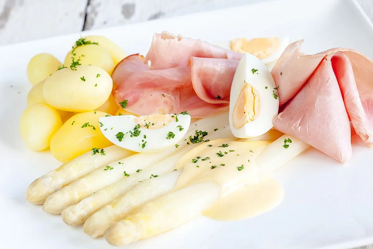 White asparagus and hollandaise sauce