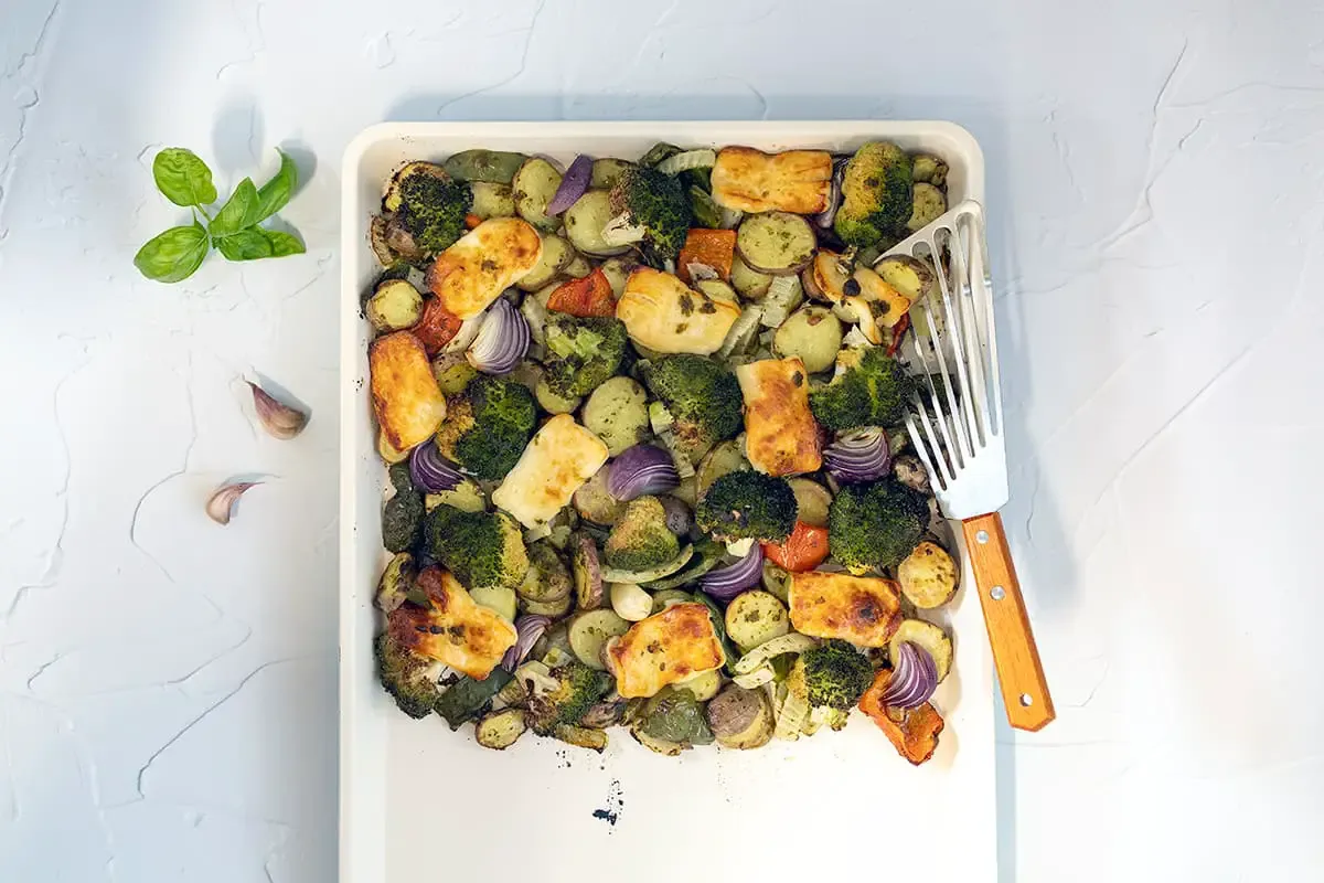 Vegetarian traybake with the tastiest vegetables and halloumi