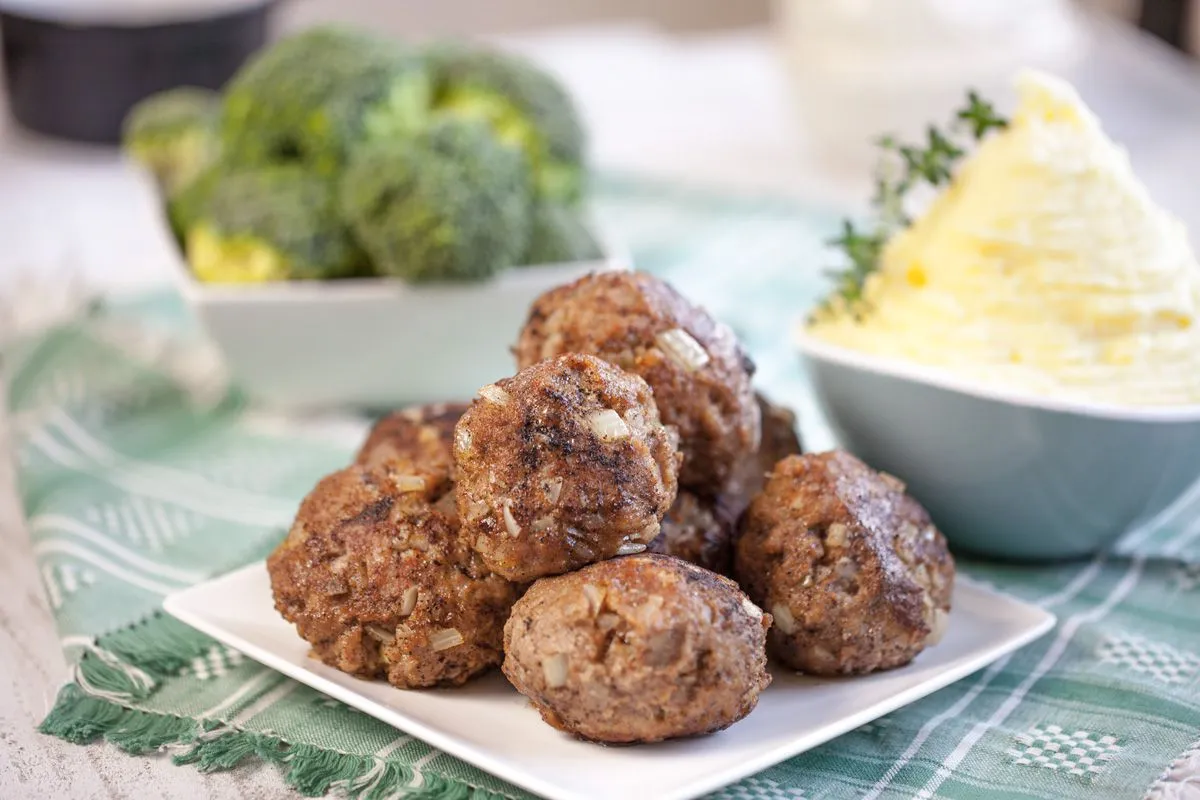 Dutch meatballs with mashed potatoes (and onions)