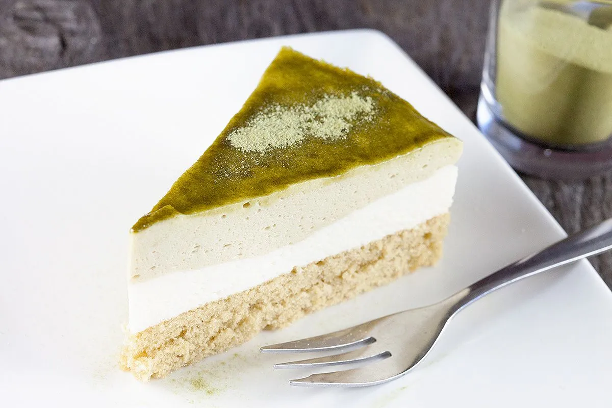 Green tea matcha mousse pie