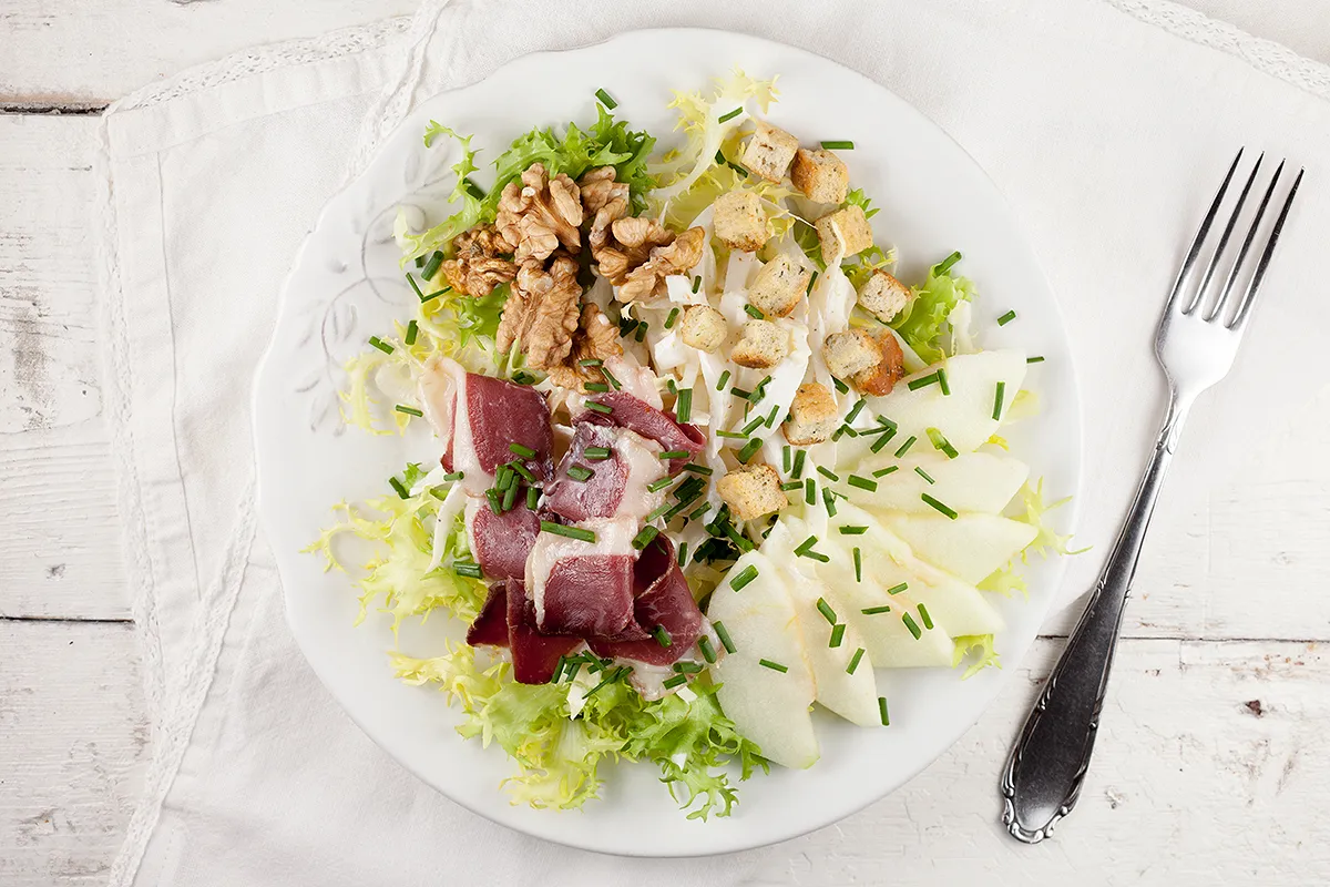Smoked duck salad with walnuts