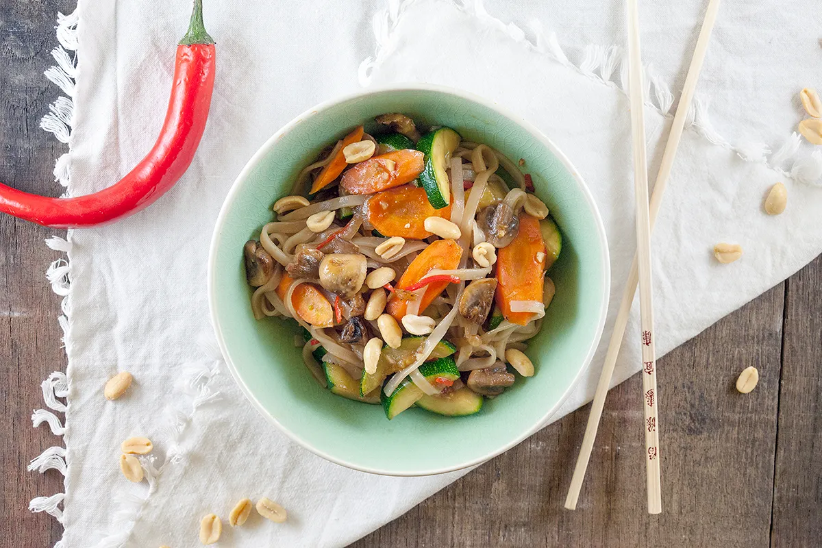 Pan-fried vegetables with rice noodles