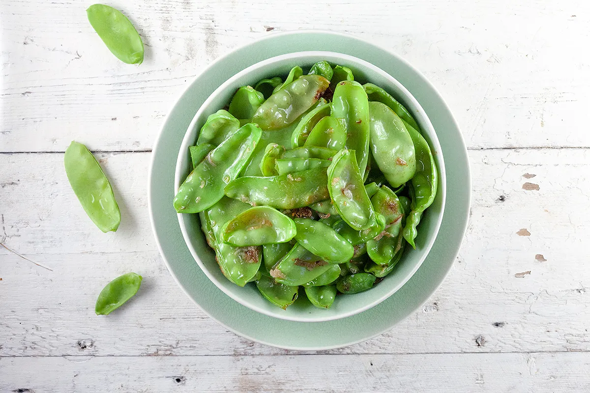Stir-fried snow peas with garlic and ginger