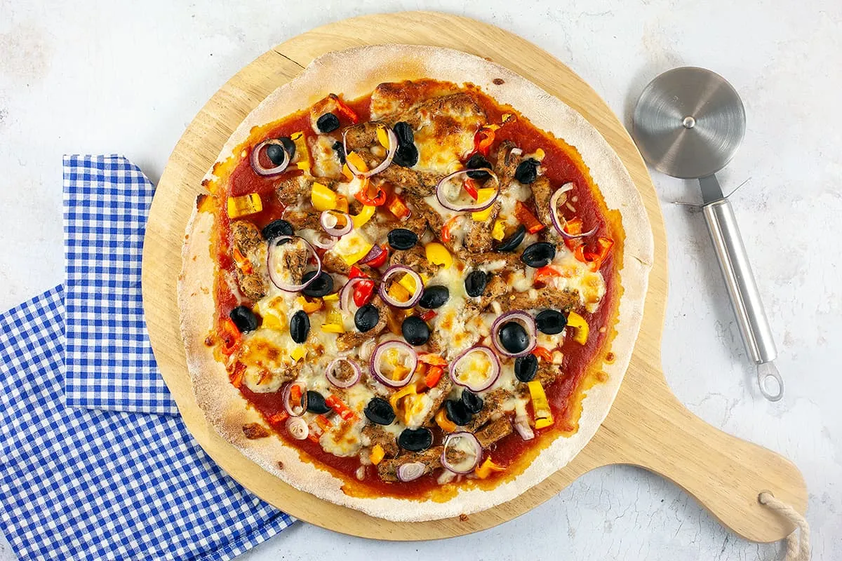Doner kebab pizza - easy recipe with homemade pizza dough