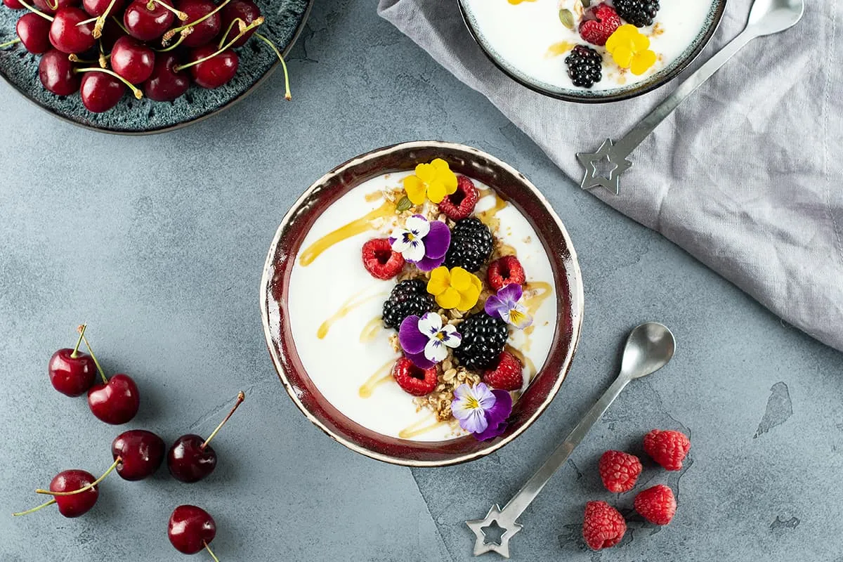 Recipes and creative ideas with edible blooms: a florist’s kitchen guide