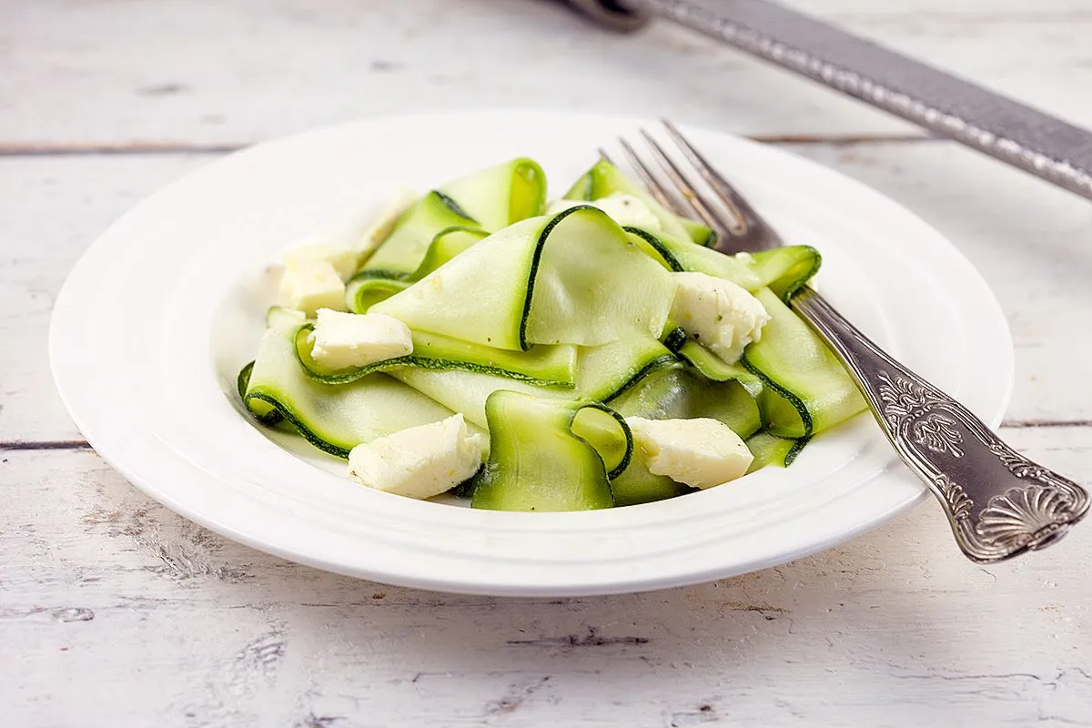 Refreshing zucchini salad with mozzarella