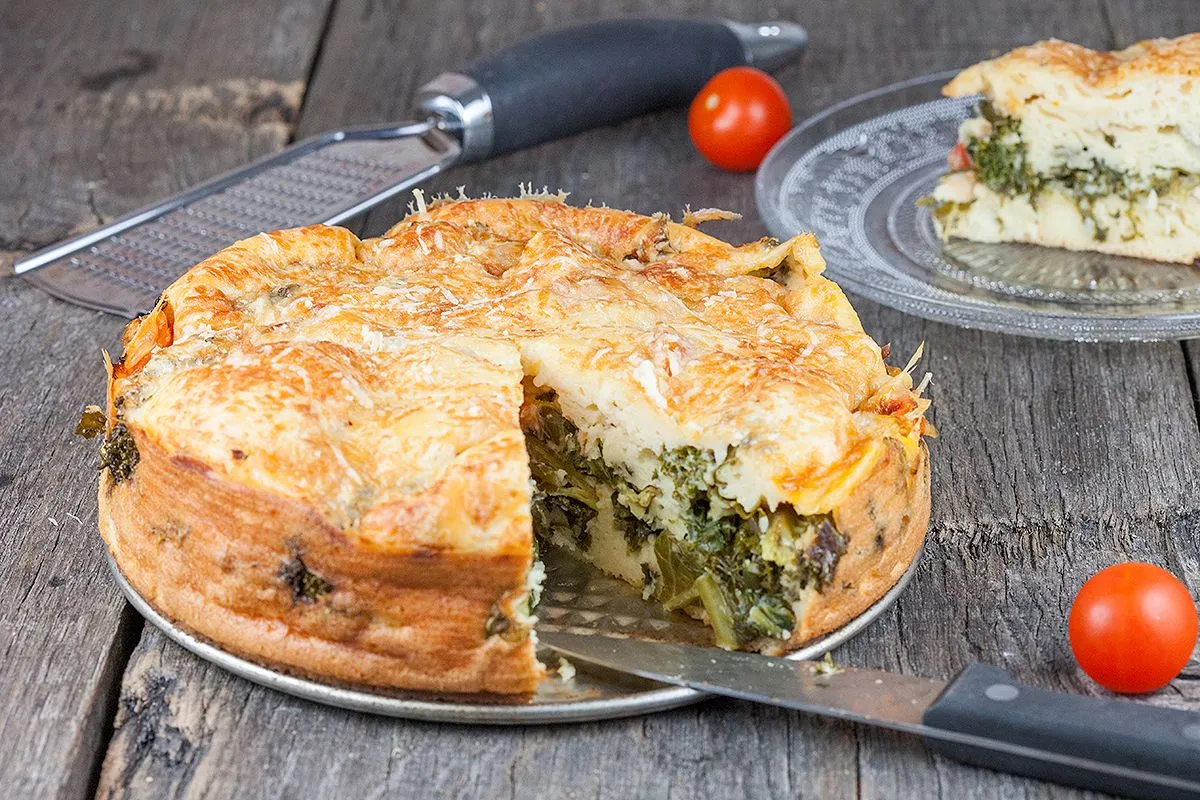 Vegetarian kale and cherry tomato pie