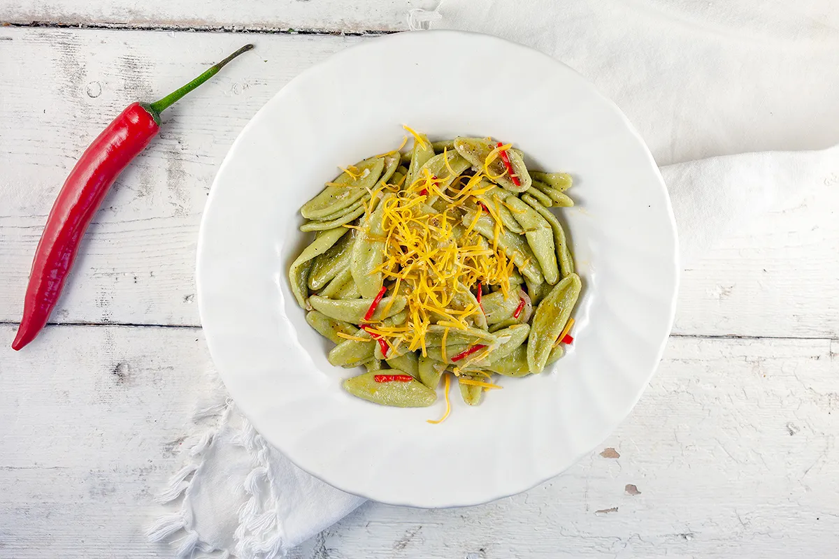 Spinach pasta with garlic