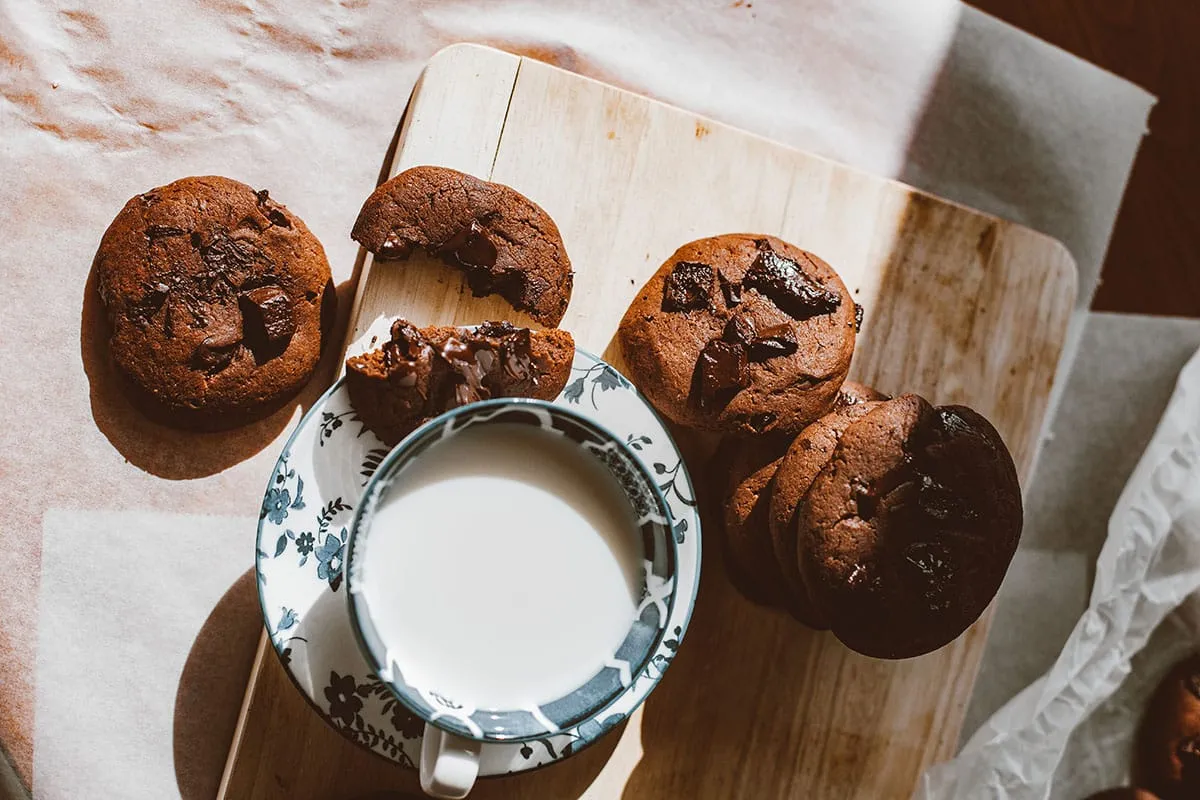 A Guide to Creating the Perfect Chocolate Dessert Board for Entertaining