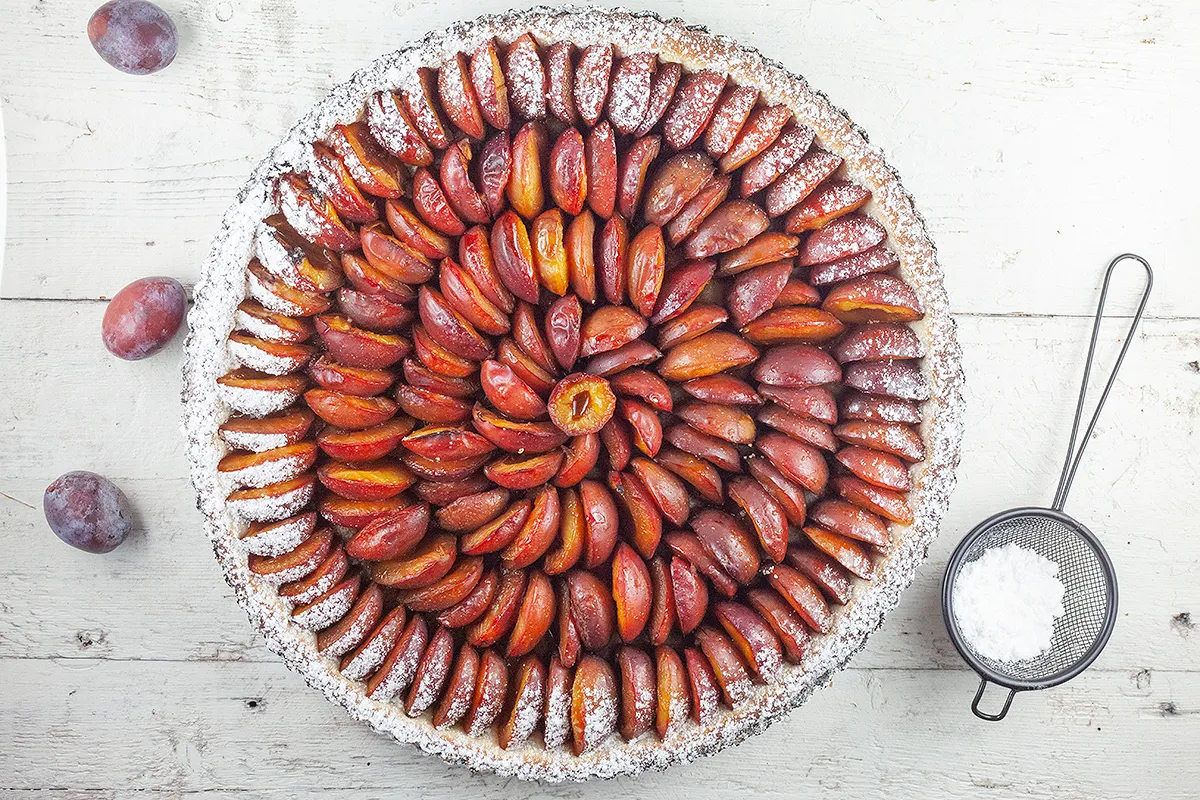 Dutch plum pie - pruimenvlaai