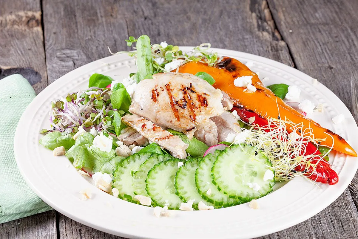 Butter lettuce salad with chicken thighs