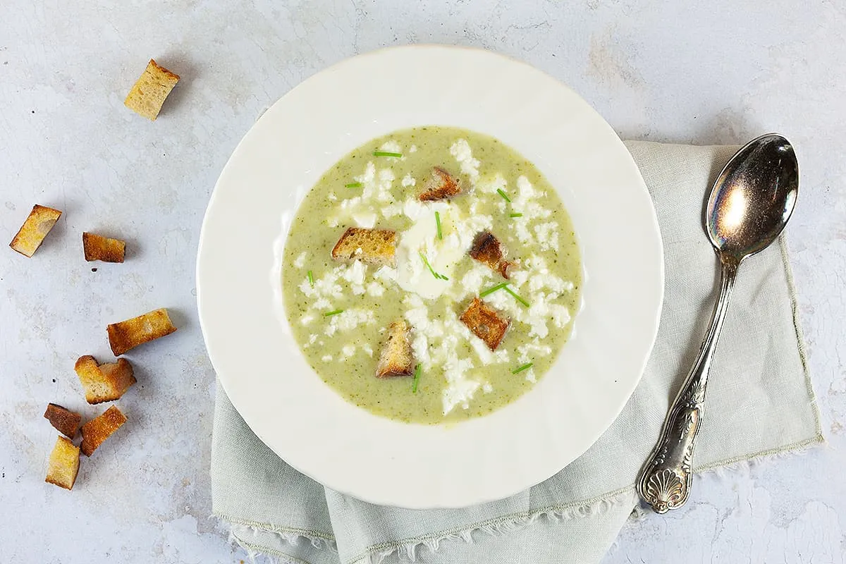 Broccoli soup with croutons (nice and creamy)