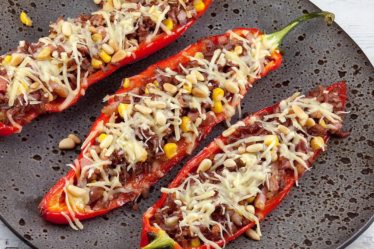 Stuffed pointed peppers with red rice and bacon