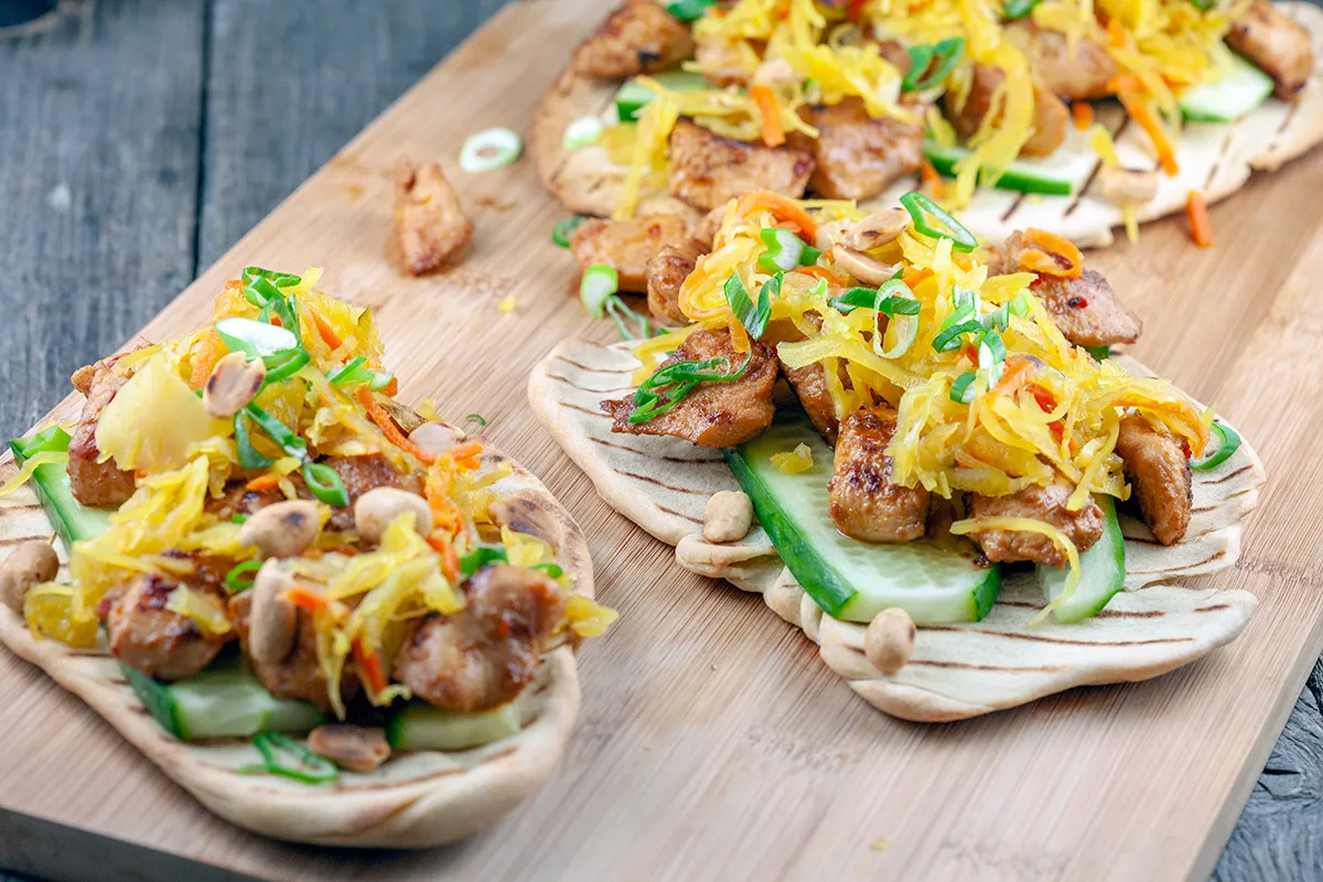 Naan with chicken, atjar and peanuts