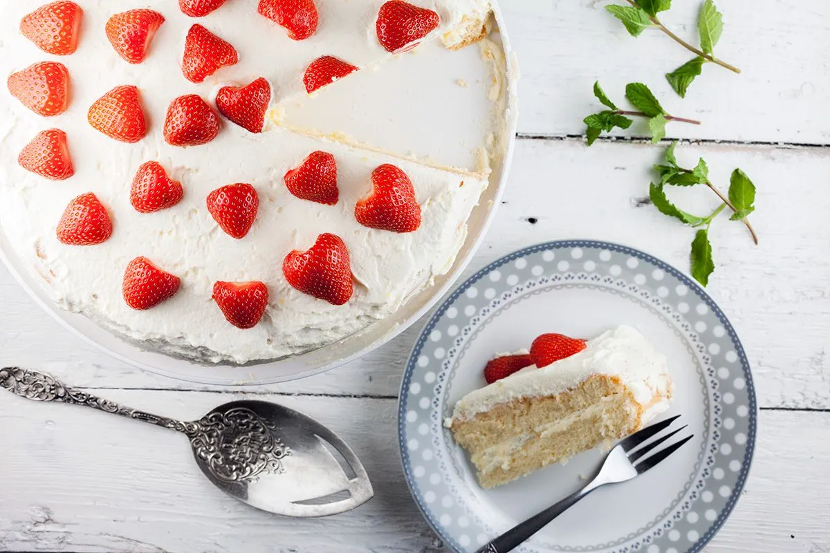 Lemon curd strawberry cake
