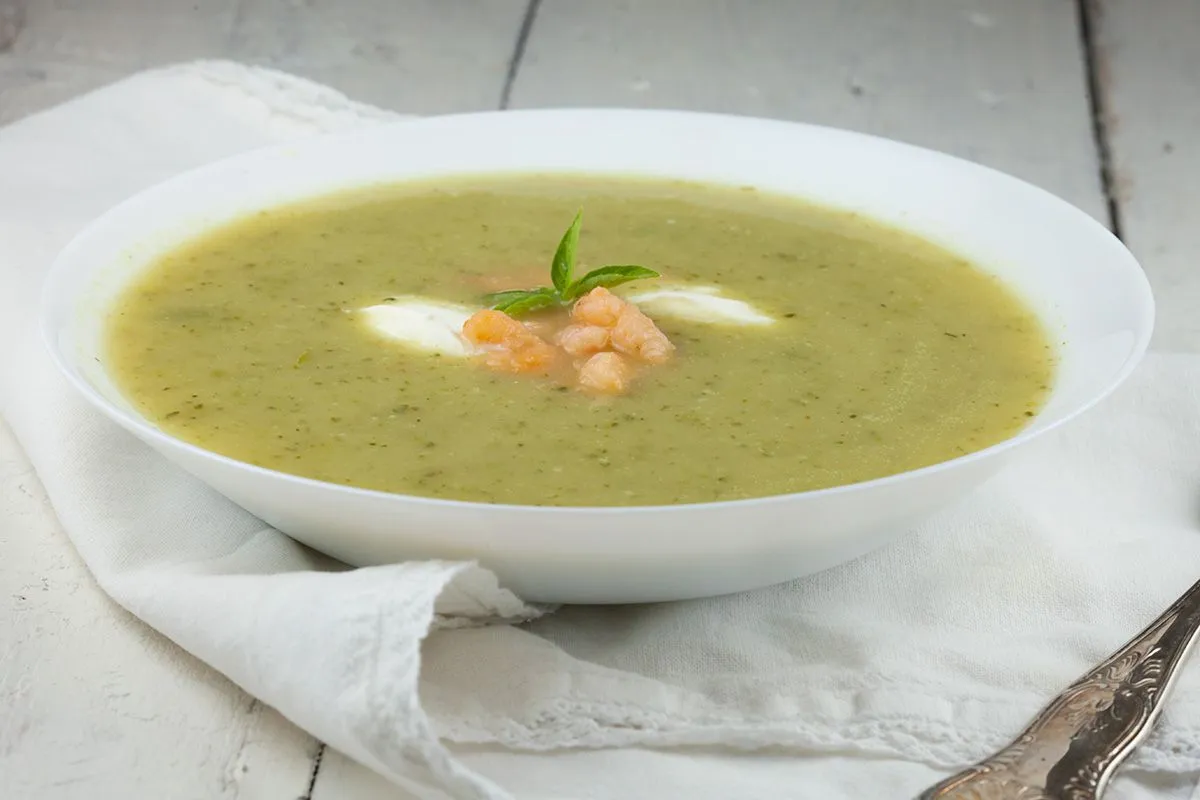 Easy zucchini soup with shrimps