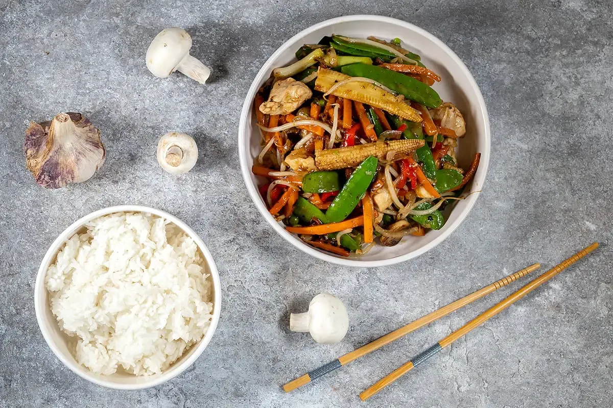 How Students Can Cook Delicious Meals with Minimal Kitchen Equipment