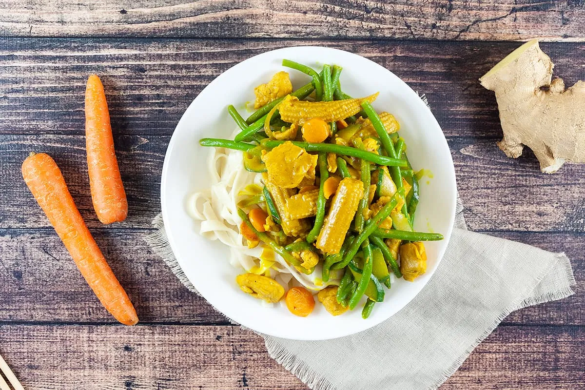 Stir-fried chicken in turmeric-coconut sauce