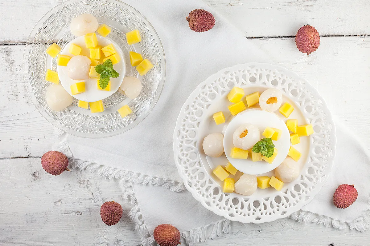 Coconut-lychee pudding with mango