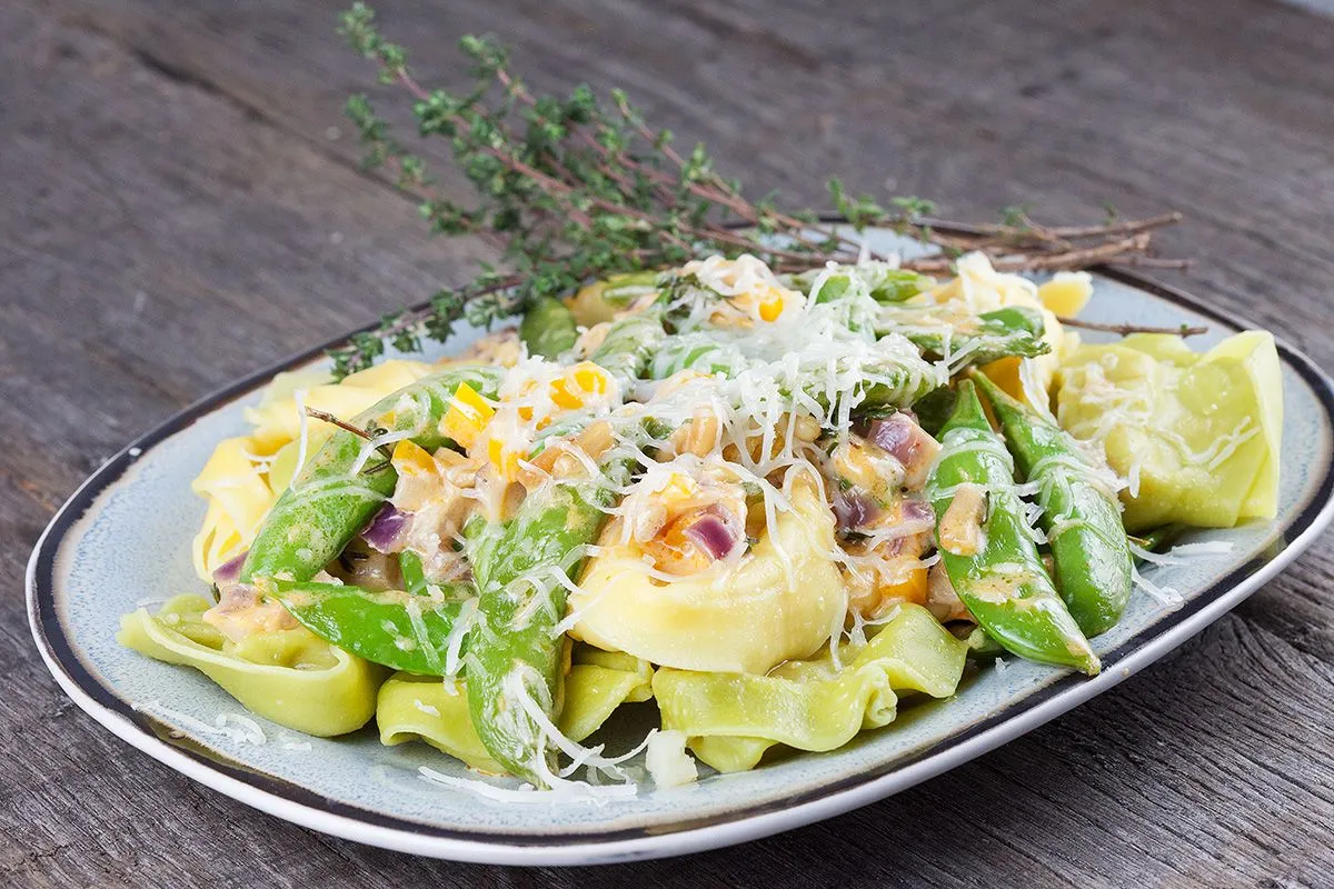 Tortellini bicolore with manchego and sugar snaps