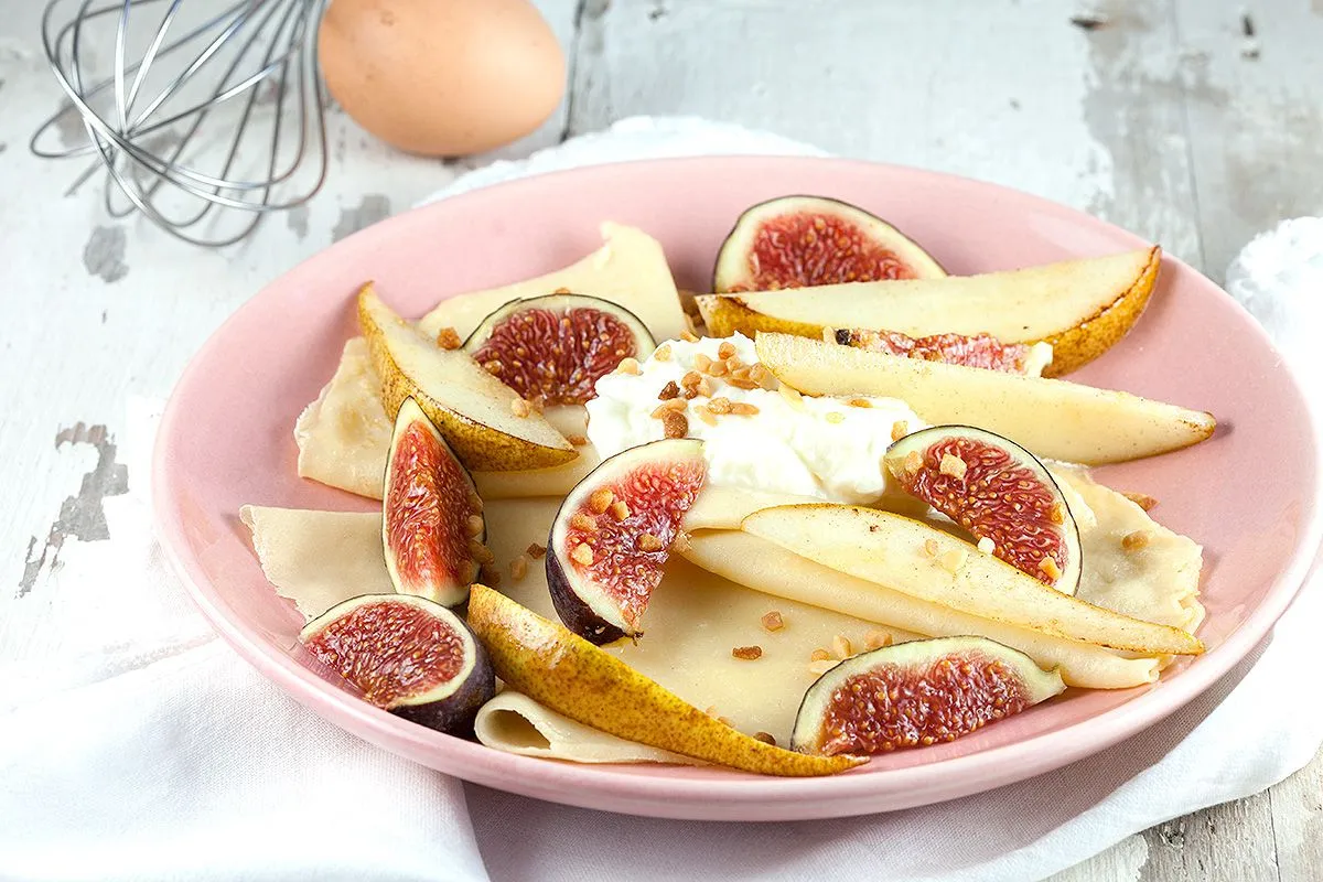 Crepes with figs and pears