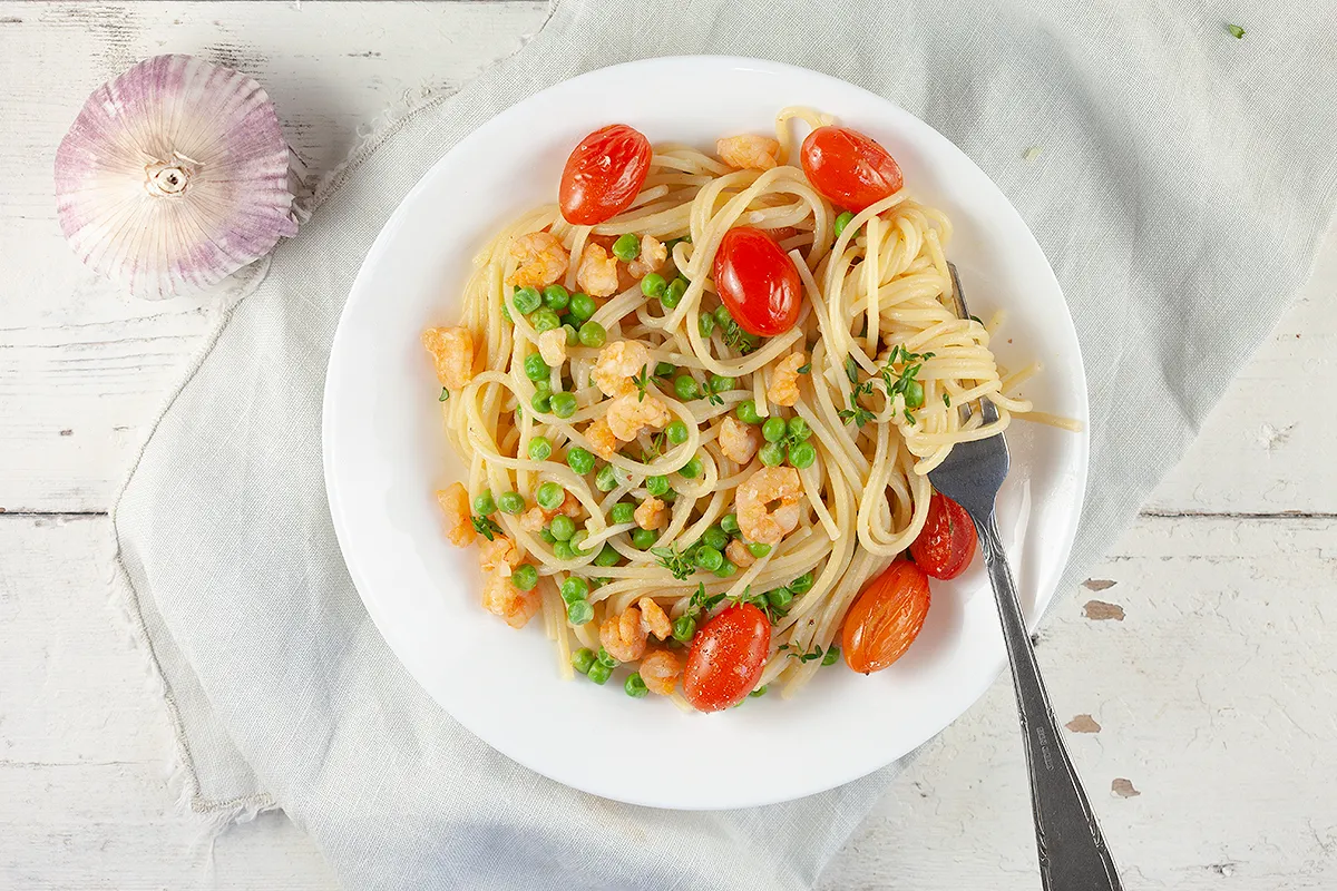 Shrimp and peas spaghetti