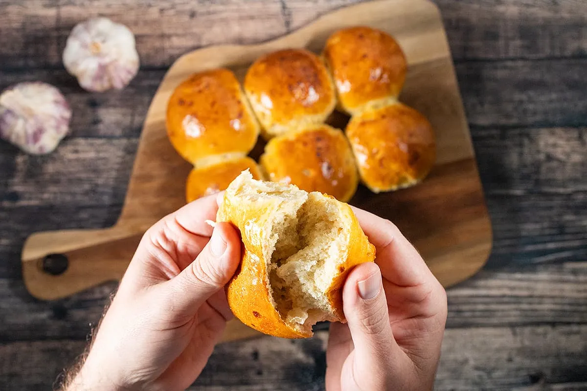 Pull-apart bread with onion and garlic - soft homemade rolls