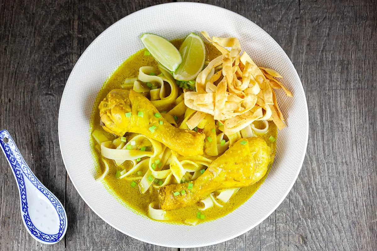 Chiang Mai curry noodle soup (with chicken legs)