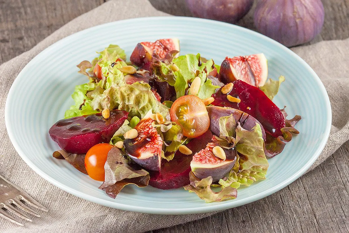 Red beet with figs salad