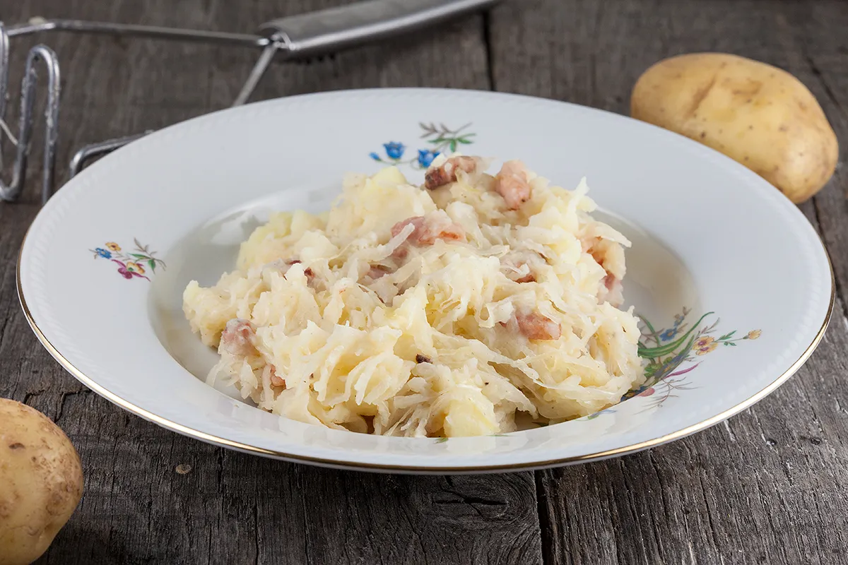 Zuurkoolstamppot - Dutch sauerkraut potato mash (easy recipe)
