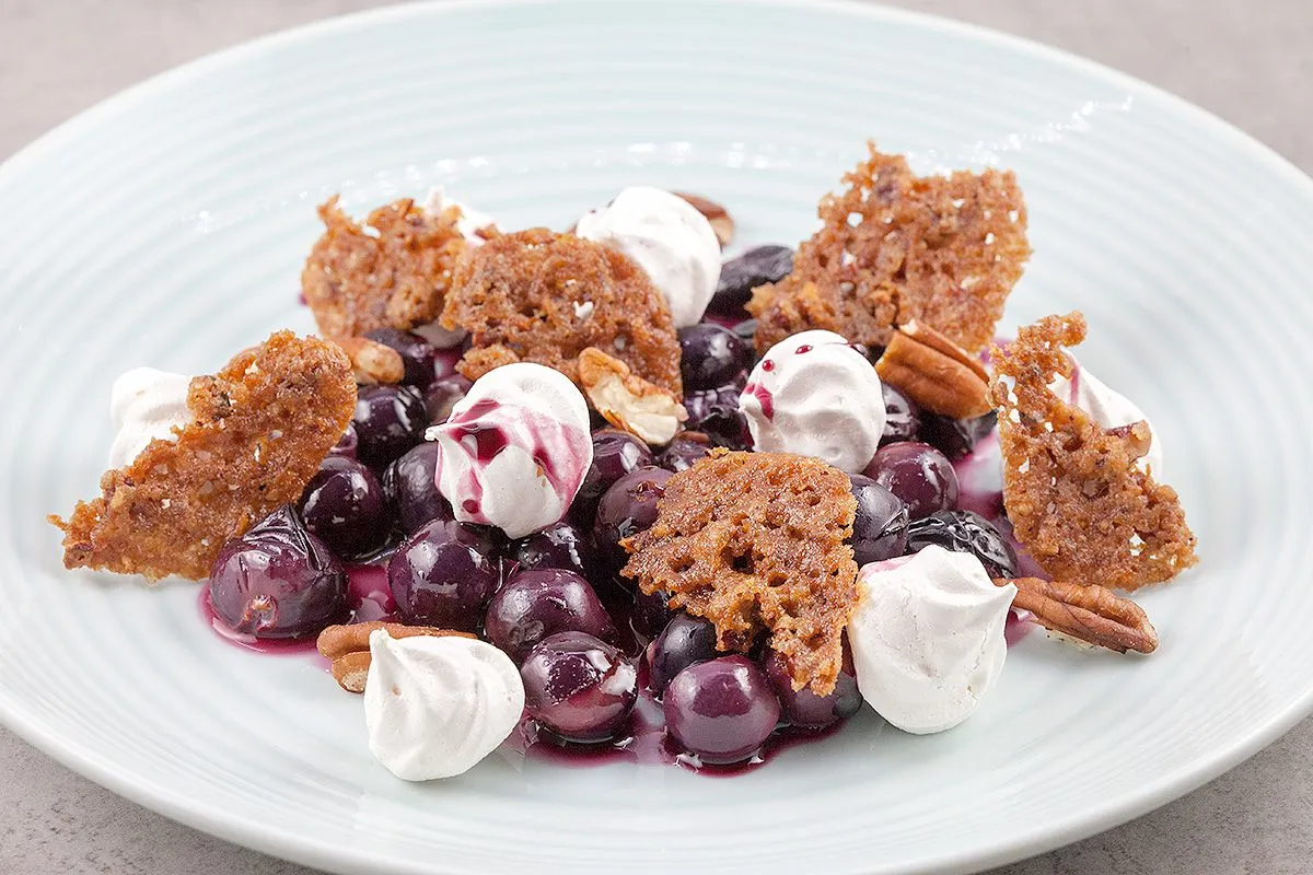 Sweet and sour warm grapes with mini meringues