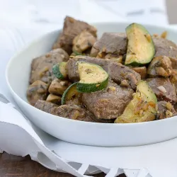 Recipe: Marinated beef with zucchini and mushrooms