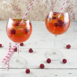 Recipe: Aperol cocktail with lime and raspberries