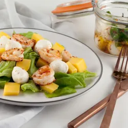Recipe: Shrimp salad with mango and mozzarella