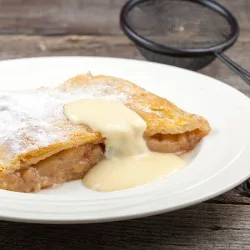 Recipe: Apple strudel with vanilla sauce