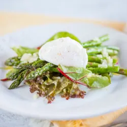 Recipe: Asparagus and poached egg salad