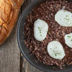 Recipe: Oeufs en meurette - poached eggs in red wine sauce