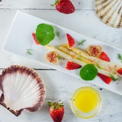 Recipe: Scallops and asparagus strawberry salad