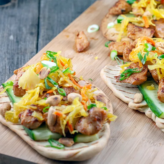 Recipe: Naan with chicken, atjar and peanuts