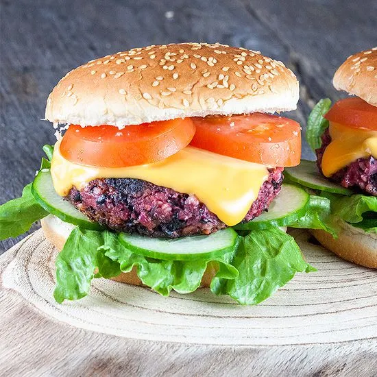 Recipe: Roasted red beet burger (vegan)