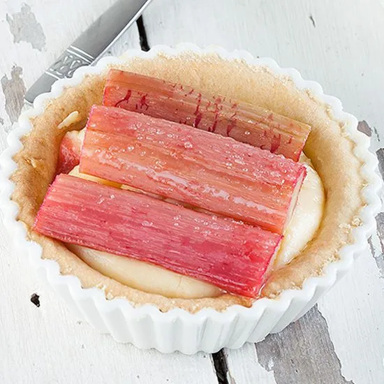 Recipe: Rhubarb and custard tartlets