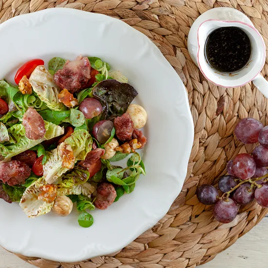 Recipe: Salad with mozzarella, grapes and molasses dressing