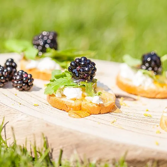 Recipe: Wild blackberry crostini with goat cheese