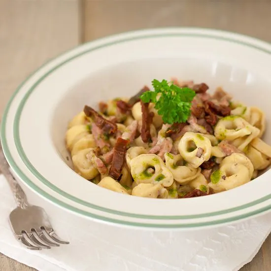 Recipe: Cheese tortellini with bacon and herb oil